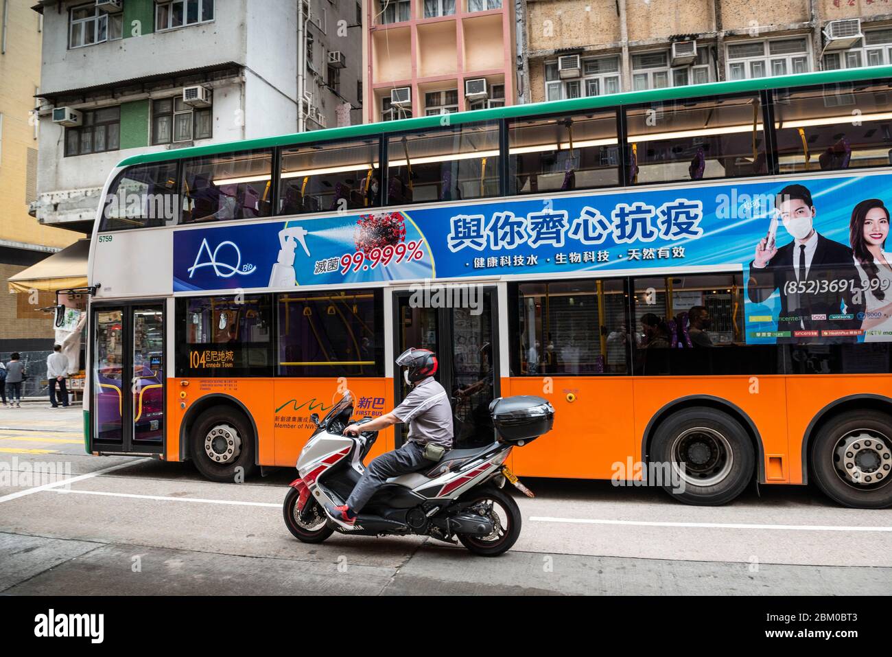Hong Kong, 11 aprile 2020 autobus con pubblicità per i desinfectanti per combattere l'infezione da virus corona. Steeds meer si ribatte in het openbaar vervoer e. Foto Stock