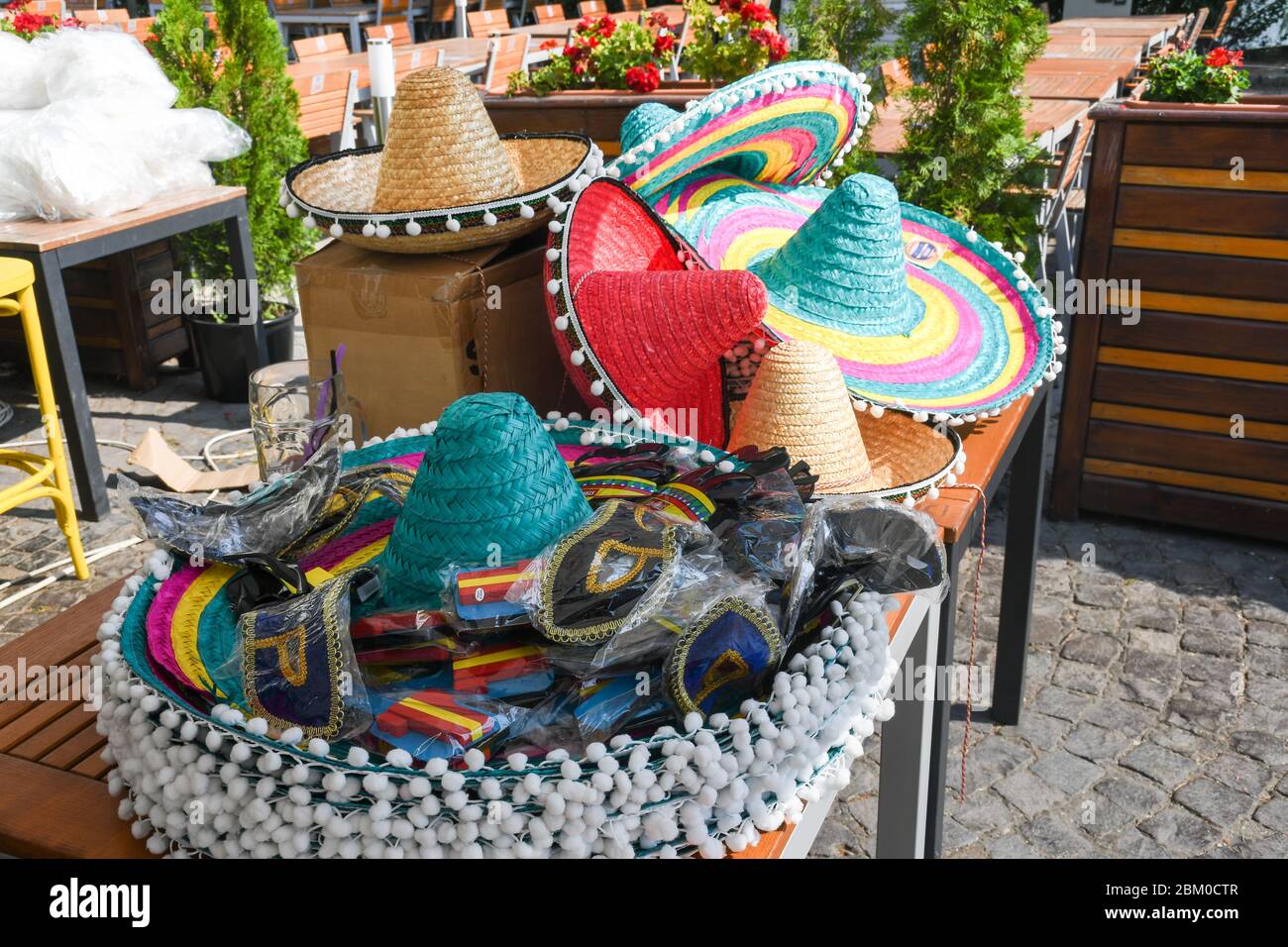 Pila di cappelli messicani tradizionali, sommari e accessori per festa  fiesta messicana, vestire, mascherare su una terrazza all'aperto che ospita  un autentico Foto stock - Alamy