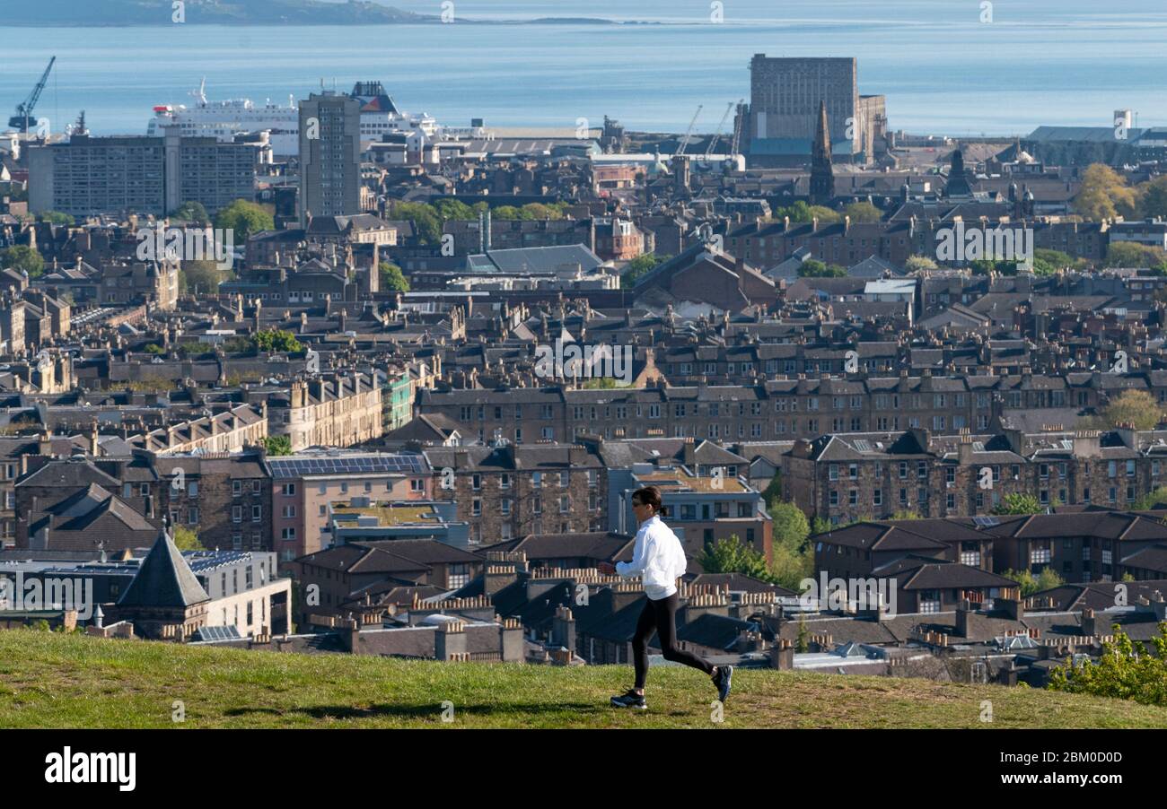 Edimburgo, Scozia, Regno Unito. 6 maggio 2020. Il sole ininterrotto e il tempo senza vento hanno dimostrato le condizioni belle per una ragazza jogger che si esercita quotidianamente durante il covid-19 a Calton Hill a Edimburgo oggi. La famosa destinazione turistica era praticamente deserta, con solo joggers locali e camminatori per cani fuori godendo il sole. Iain Masterton/Alamy Live News Foto Stock