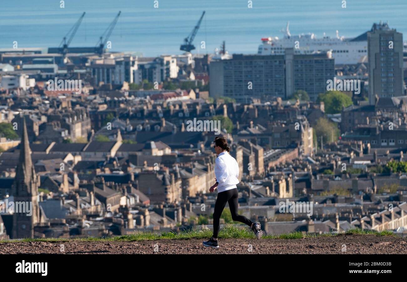 Edimburgo, Scozia, Regno Unito. 6 maggio 2020. Il sole ininterrotto e il tempo senza vento hanno dimostrato le condizioni belle per una ragazza jogger che si esercita quotidianamente durante il covid-19 a Calton Hill a Edimburgo oggi. La famosa destinazione turistica era praticamente deserta, con solo joggers locali e camminatori per cani fuori godendo il sole. Iain Masterton/Alamy Live News Foto Stock