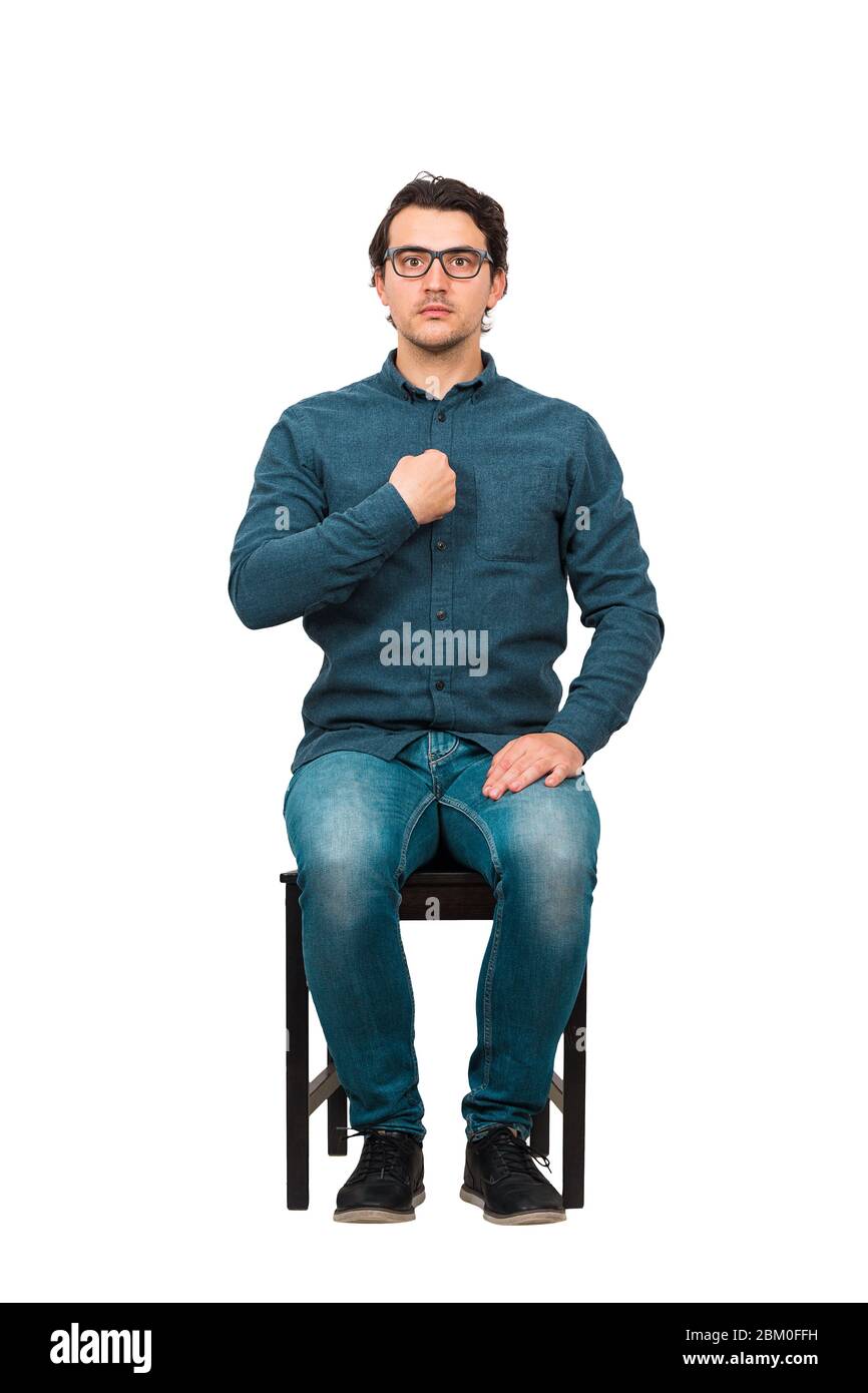 Ritratto a tutta lunghezza di uomo d'affari perplesso, seduto su una sedia punta indice dito a se stesso, guardando confuso a macchina fotografica isolato su bianco backgro Foto Stock