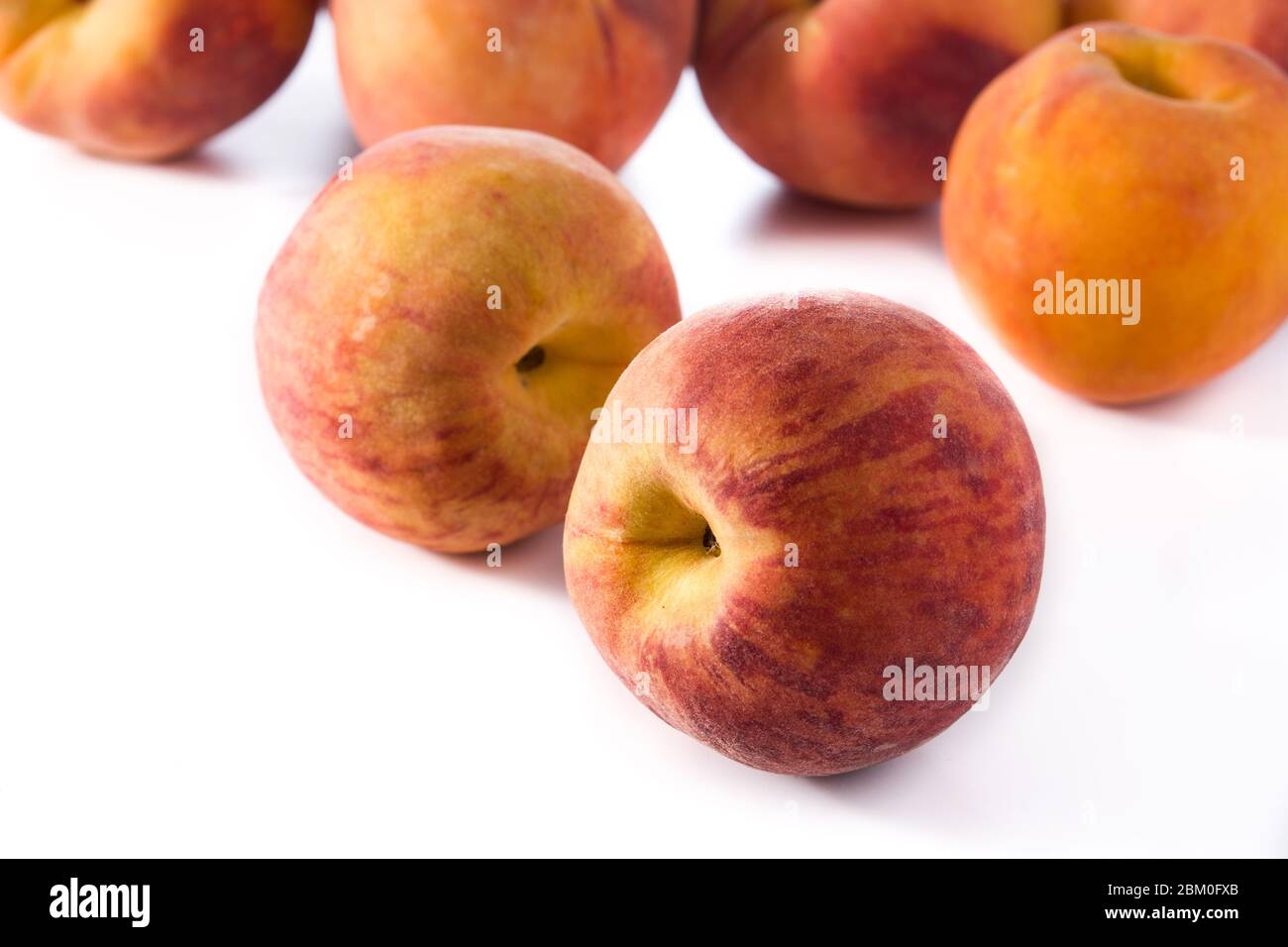 Pesche fresche isolati su sfondo bianco Foto Stock