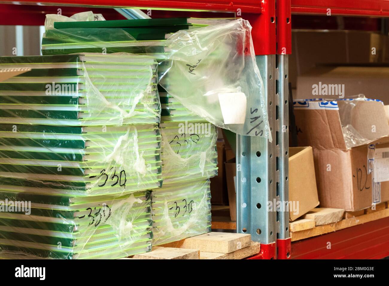 Fogli di cartone ondulato marrone utilizzati per il riempimento di pacchi  fragili. Cartone ondulato a doppia parete rigido in diverse viste Foto  stock - Alamy