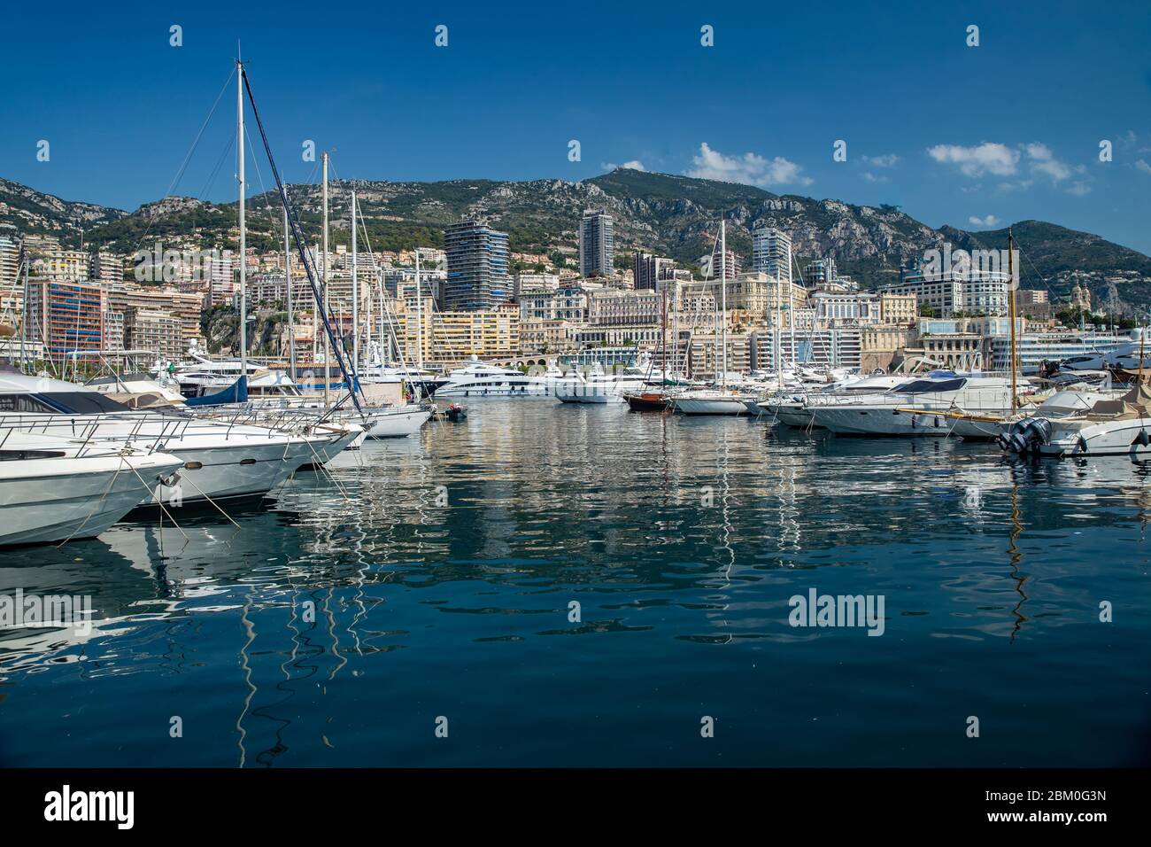 Monaco, Monte-Carlo, 06 agosto 2018: Tranquillità nel porto Hercules, è il posteggiato barche, giorno di sole, molti yacht e barche, un sacco di barche Rivas Foto Stock