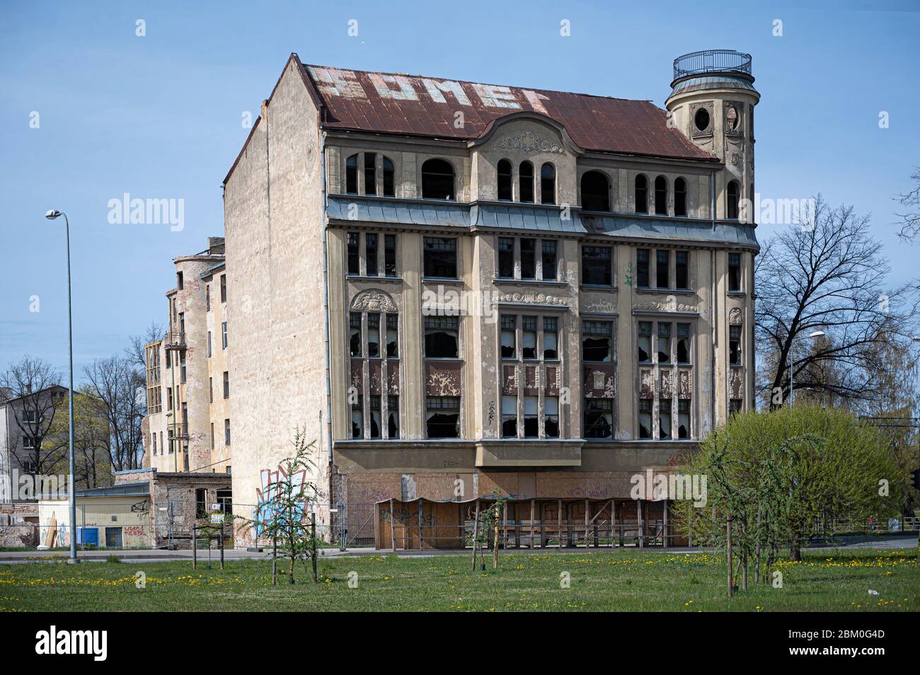 Riga, Lettonia - 1 maggio 2020: Abounded casa vuota in stile Art Nouveau (stile moderno, Jugendstil) Foto Stock