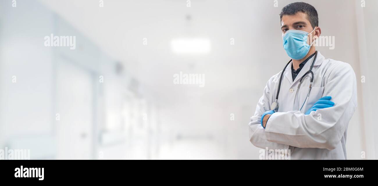 Coronavirus. Medico che lavora in ospedale e combattere il coronavirus. Medico maschile nella tuta protettiva e maschera in cerca di una cura Foto Stock