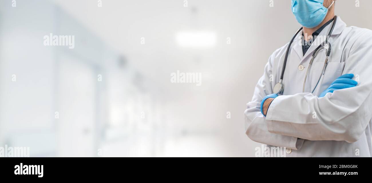 Coronavirus. Medico che lavora in ospedale e combattere il coronavirus. Medico maschile nella tuta protettiva e maschera in cerca di una cura Foto Stock
