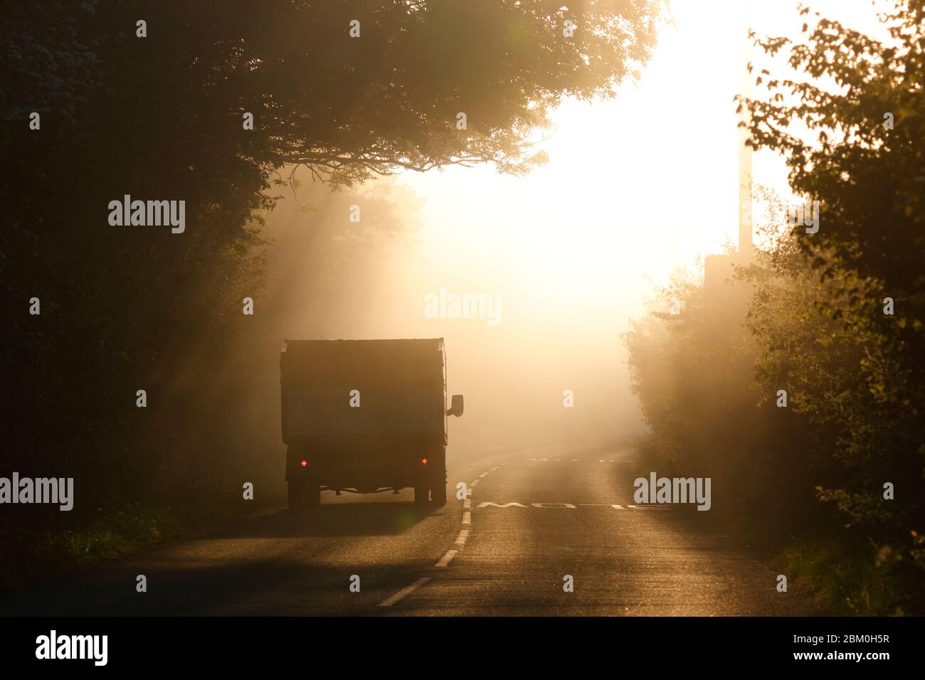 Un veicolo guida in nebbia fitta lungo Newton Lane, che corre tra Allerton Bywater nel West Yorkshire e Fairburn nel North Yorkshire Foto Stock