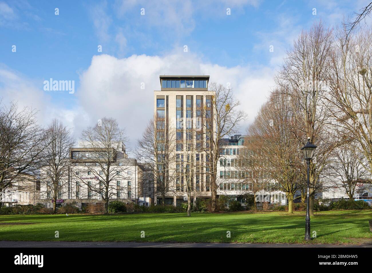 Esterno visto da Watts Park. Cumberland Place, Southampton, Regno Unito. Architetto: O'Connell East Architects, 2019. Foto Stock