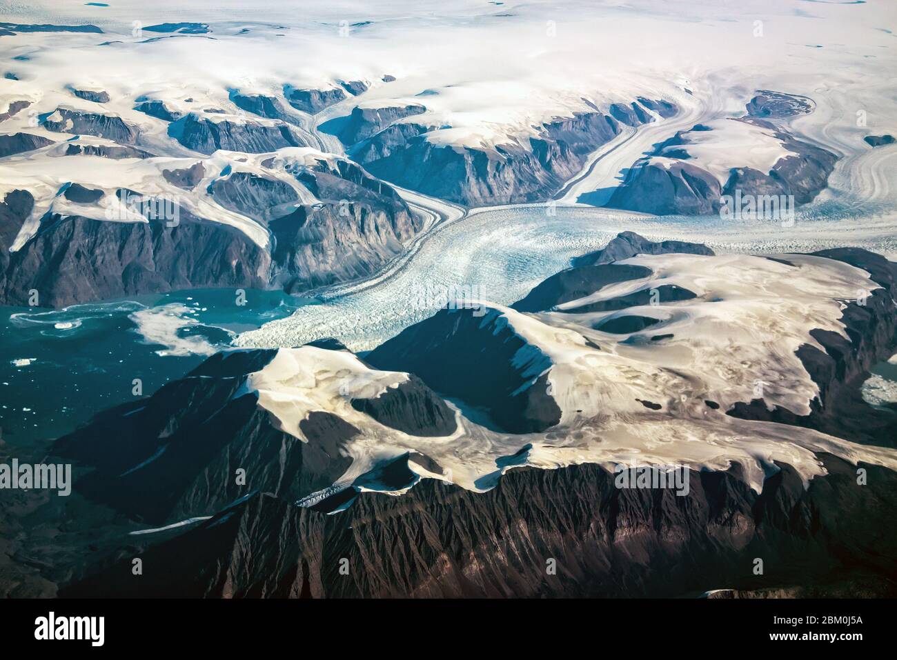 Costa occidentale della Groenlandia, vista aerea del ghiacciaio le montagne e il mare Foto Stock