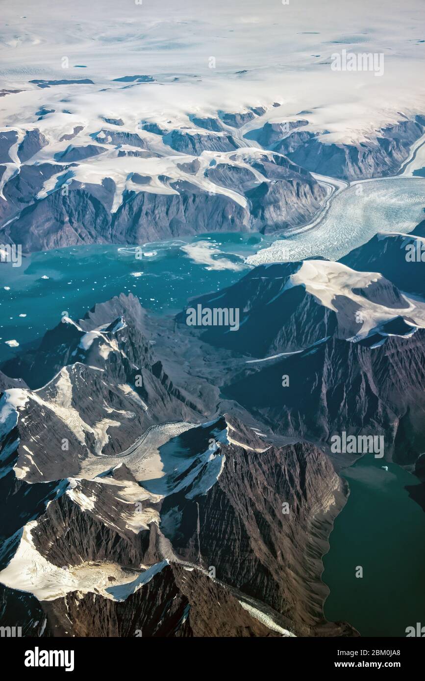 Costa occidentale della Groenlandia, vista aerea del ghiacciaio le montagne e il mare Foto Stock