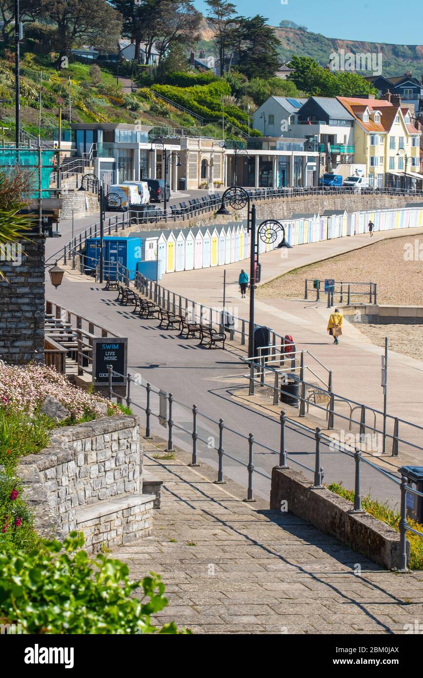 Lyme Regis, Dorset, Regno Unito. 6 maggio 2020. UK Weather: Sole caldo e cielo azzurro limpido nella località balneare di Lyme Regis in vista del weekend di vacanza della VE Day Bank. La bella spiaggia rimane vuota a parte alcune persone che si prendono loro permesso esercizio quotidiano, come il pubblico in gran parte continuano a rispettare le istruzioni del governo di rimanere a casa. Le restrizioni COVID-19 sono in vigore da 44 giorni e sono devastanti il turismo e le imprese locali in tutto il Sud-Ovest. Credit: Celia McMahon/Alamy Live News Foto Stock