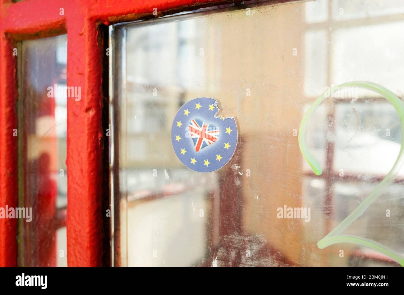 Scatola telefonica rossa con adesivo Brexit attaccato al vetro, Whitstable Kent England Regno Unito Foto Stock