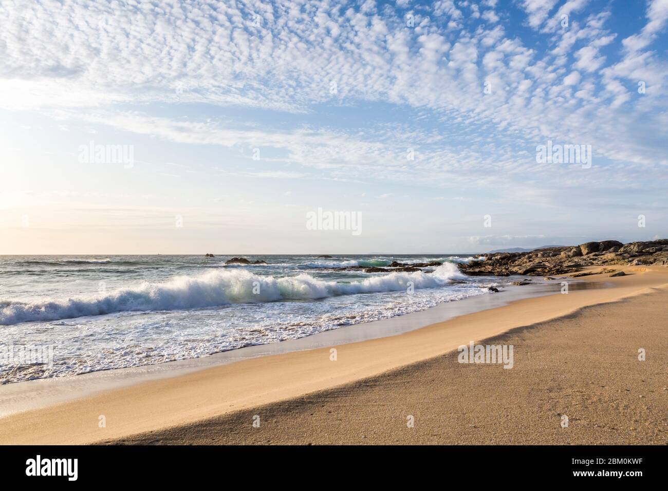 Costa con bella spiaggia di sabbia al tramonto, Playa de Seráns, A Coruña, Oceano Atlantico, Galizia, Spagna Foto Stock