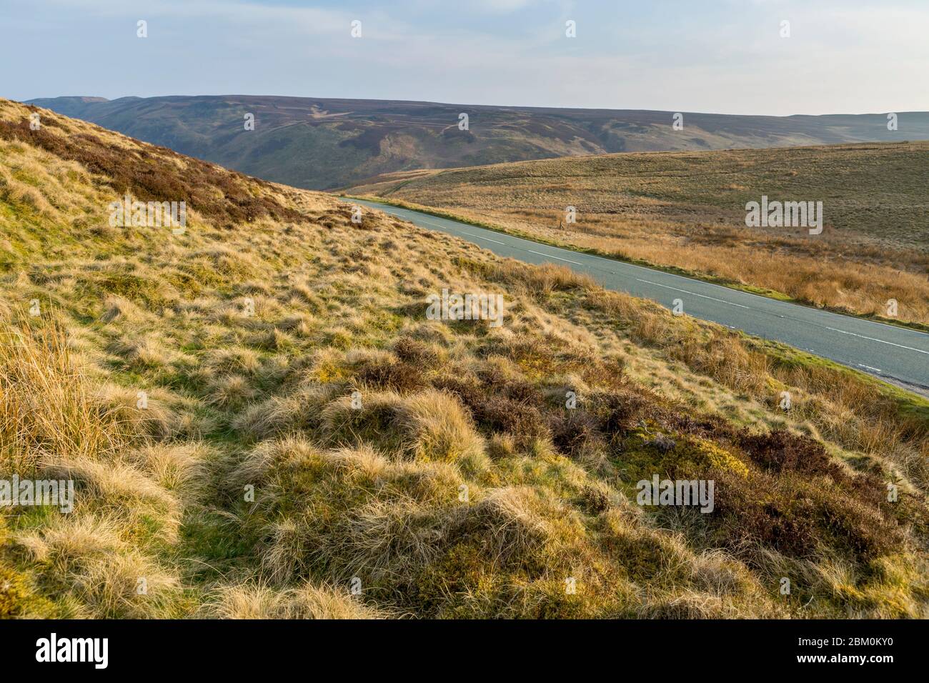 Lontano scenario di strada di campagna, Snowdonia National Park, Galles, Regno Unito Foto Stock