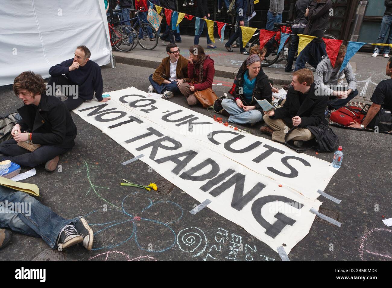 I manifestanti anti anti del G20 al campo climatico, Bishop Gate, City of London, UK. 1 aprile 2009 Foto Stock