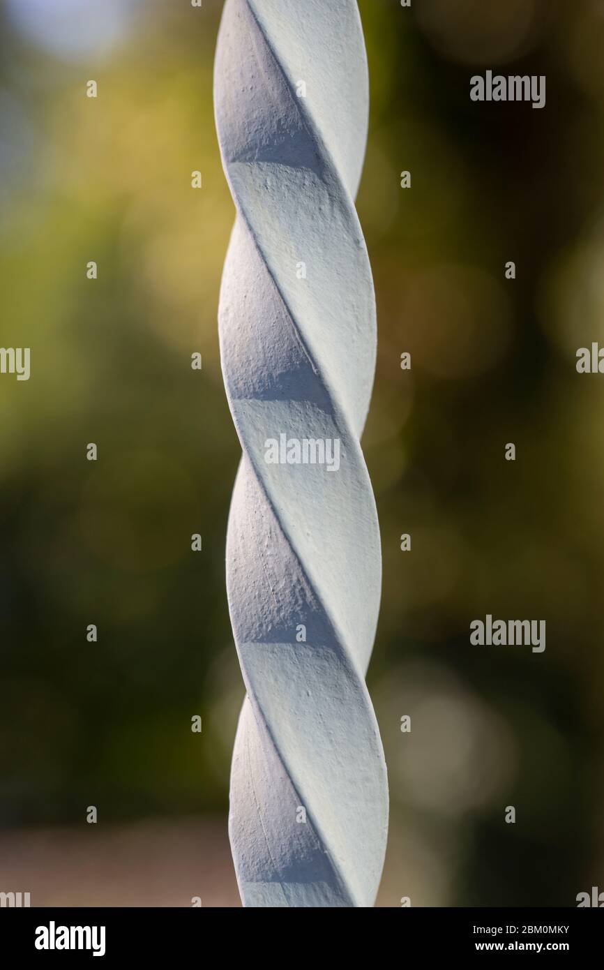 Un'asta a spirale di una recinzione con uno sfondo sfocato Foto Stock