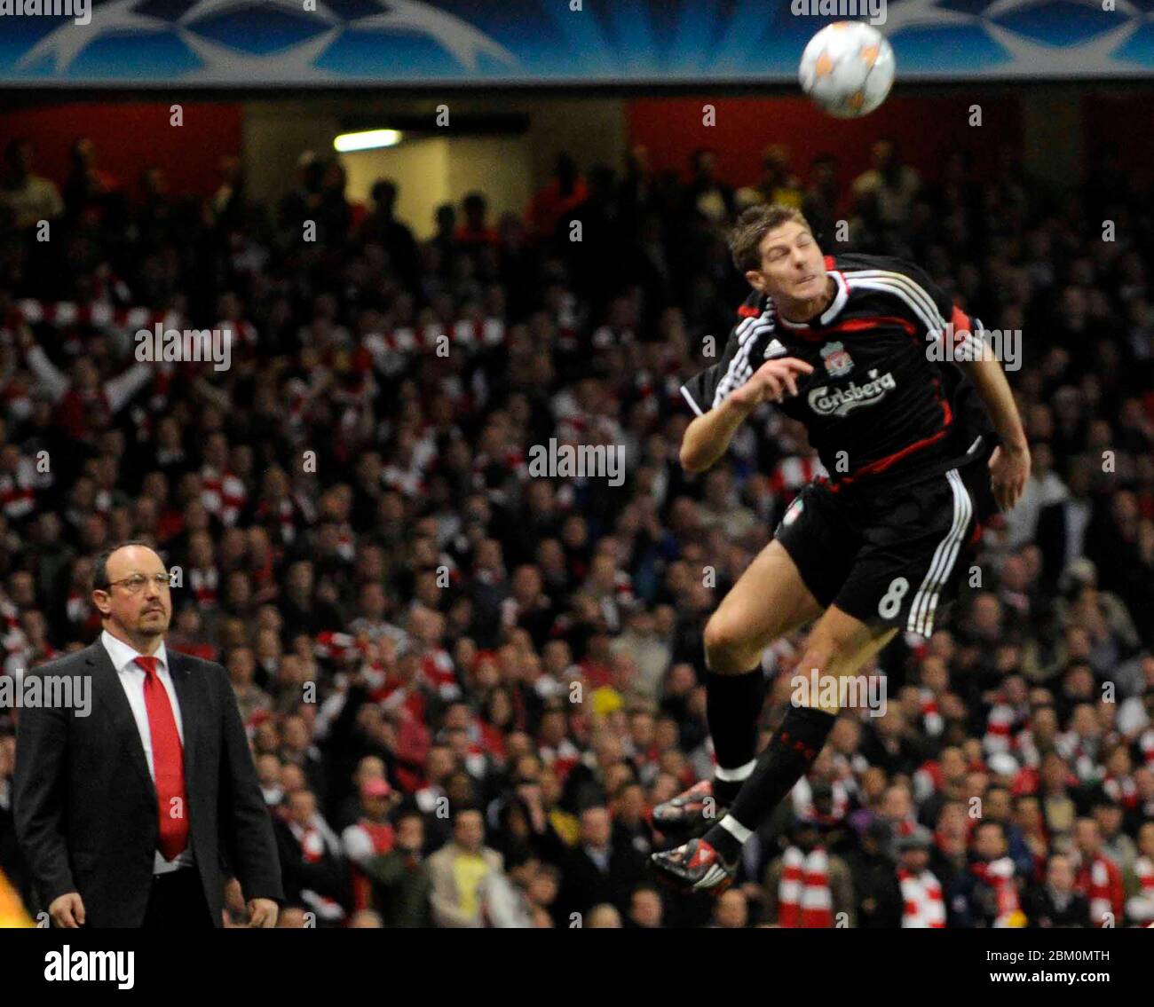 LONDRA, UK 02 APRILE: Steven Gerrard di Liverpool testa il pallone guardato da Rafael Benitez (manager di Liverpool lasciato durante la Coppa UEFA qua Foto Stock