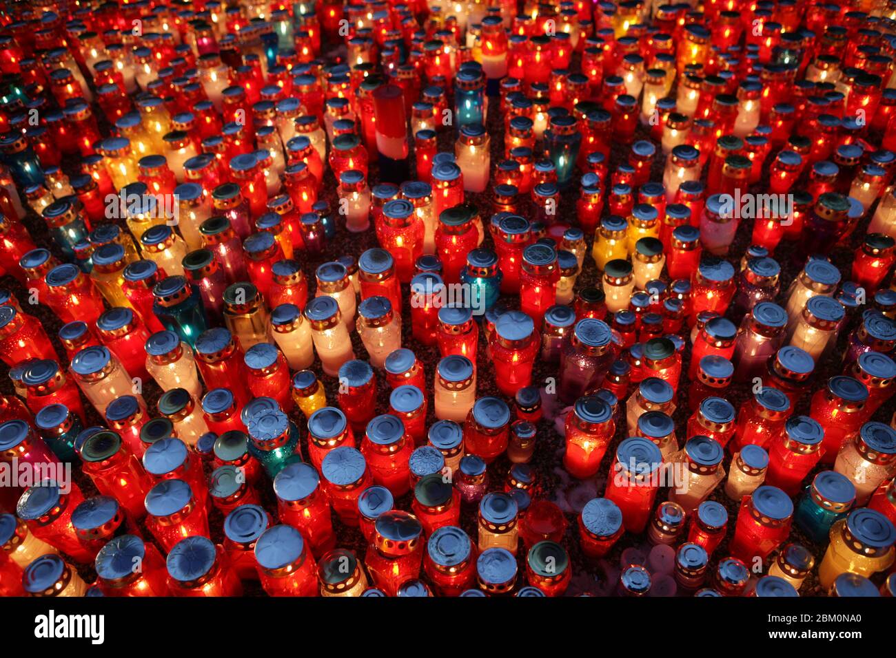Molte candele nel cimitero Foto Stock