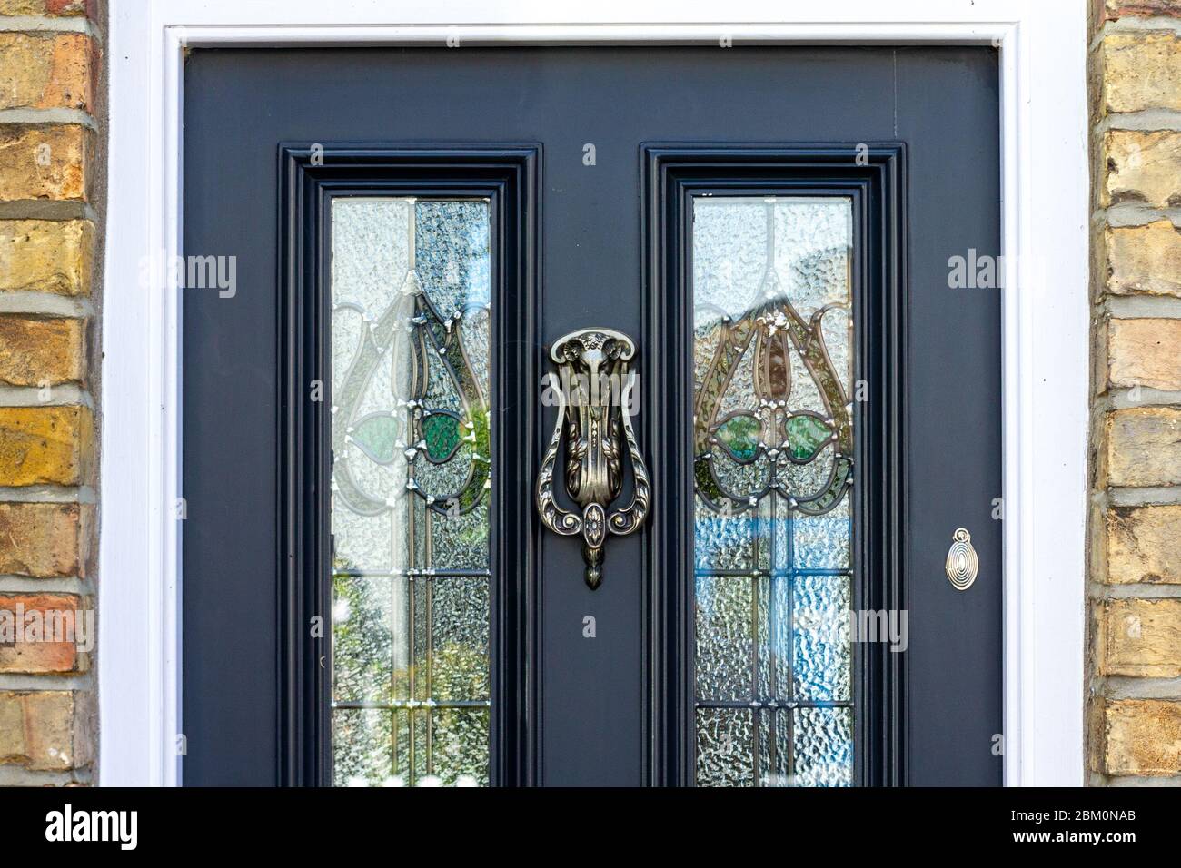 Porta anteriore con vetro colorato e un battente porta testa capra Foto Stock