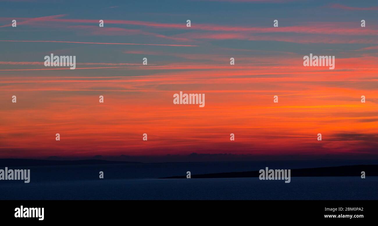 Appstract rosso nuvole sfocate su un cielo scuro durante il tramonto Foto Stock