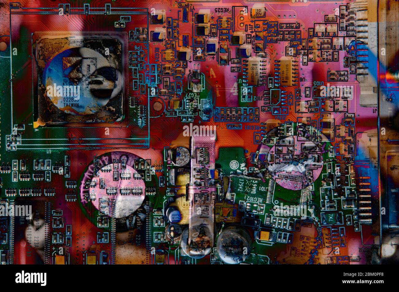 Apocalisse digitale: Manipolazione di due foto di quadri di circuiti stampati rotti e rotti, mescolati con colori psichedelici. Foto Stock