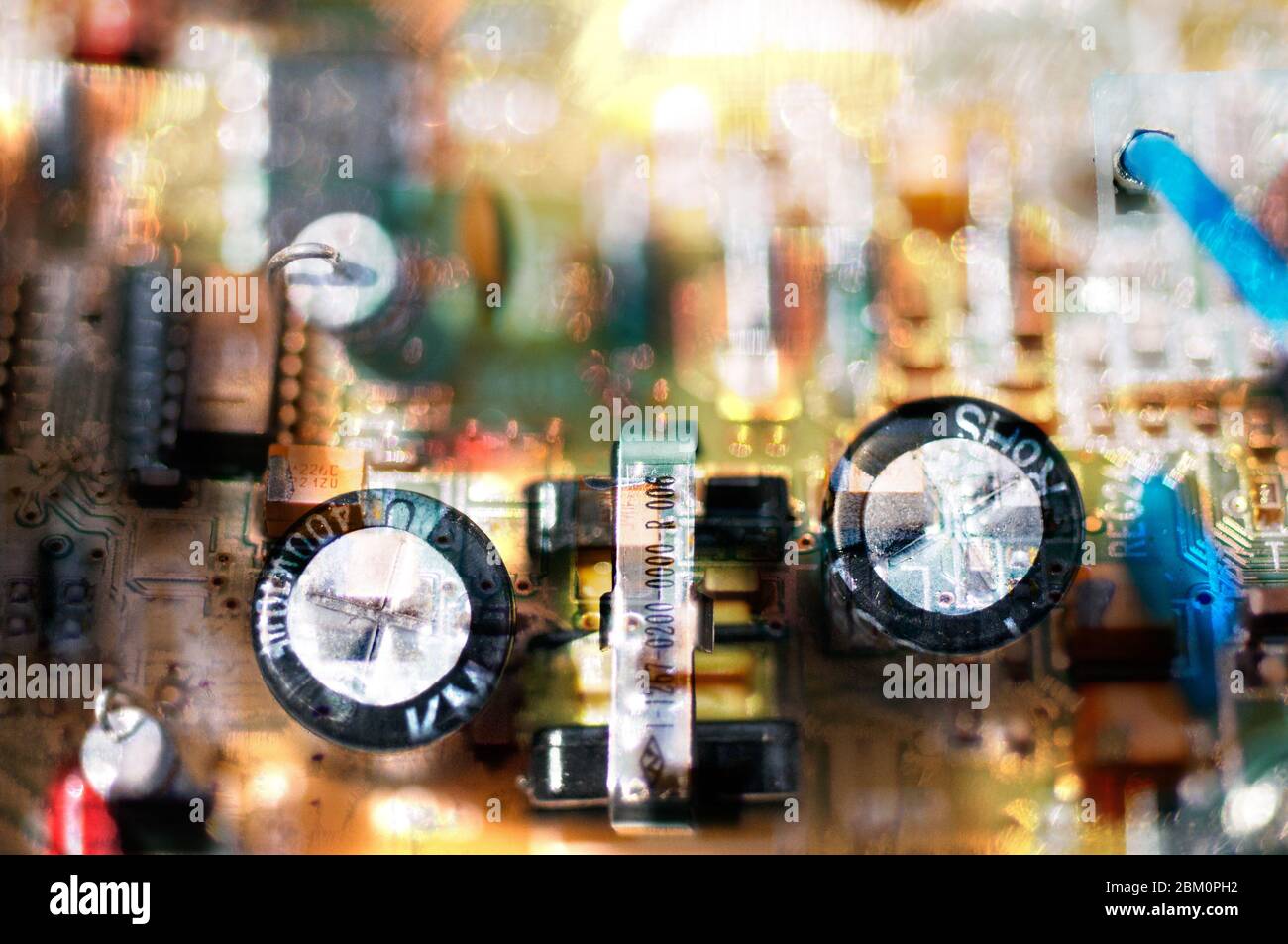 Un montaggio di due foto di schede di circuito del computer mescolate insieme con un risultato piuttosto astratto. Foto Stock