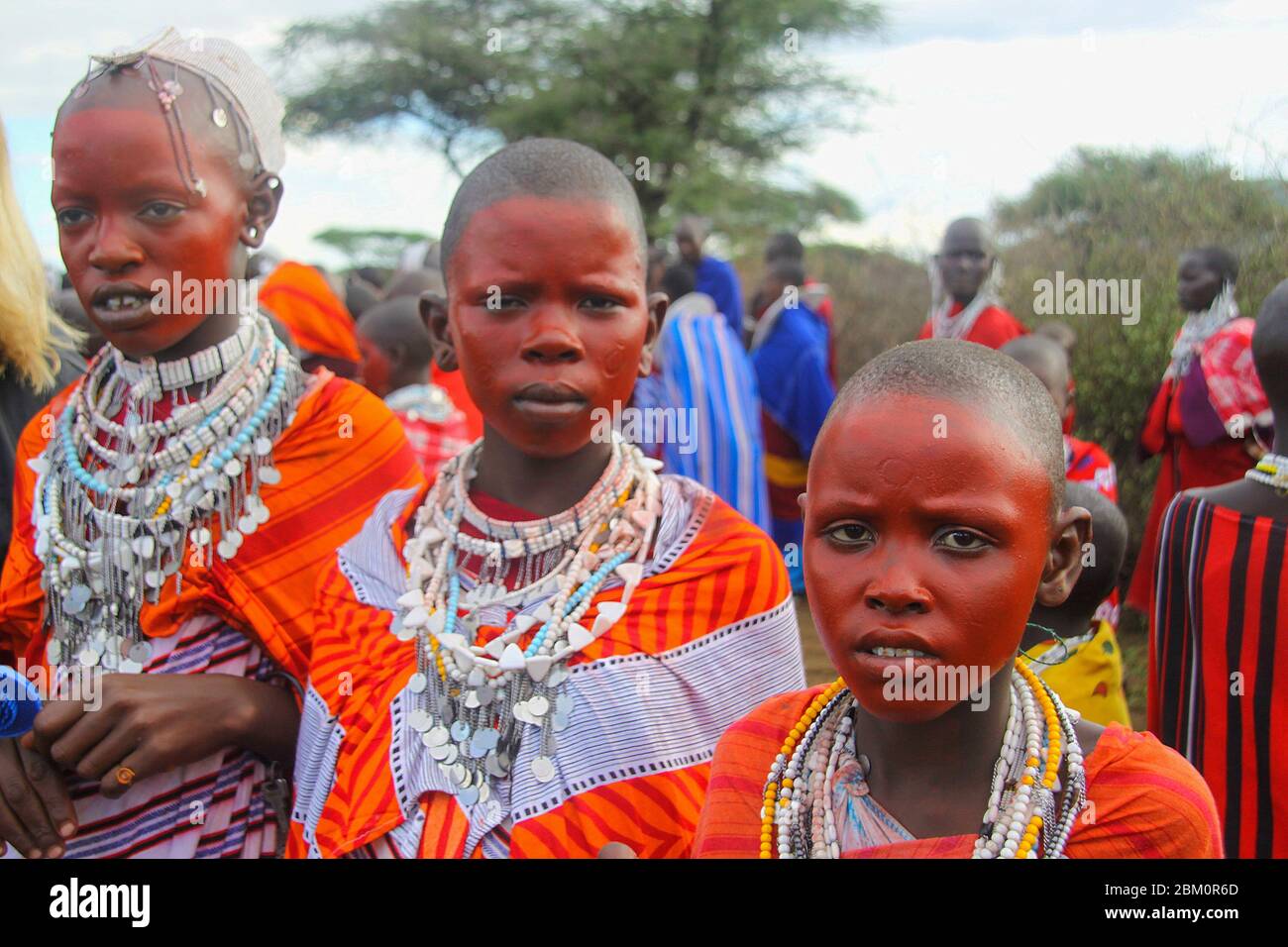 Donne Maasai in completo vestito tradizionale festa, indossando gioielli Maasai. Maasai è un gruppo etnico di persone semi-nomadi fotografate in Tanzania Foto Stock