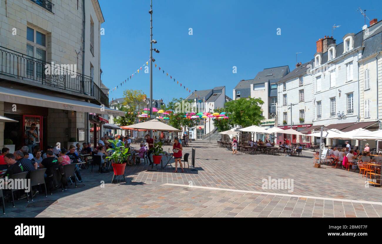 Saumur, Pays de la Loire, Francia - 1 luglio 2018: Persone che cenano nella vivace piazza Saint-Pierre a Saumur in una calda giornata estiva Foto Stock