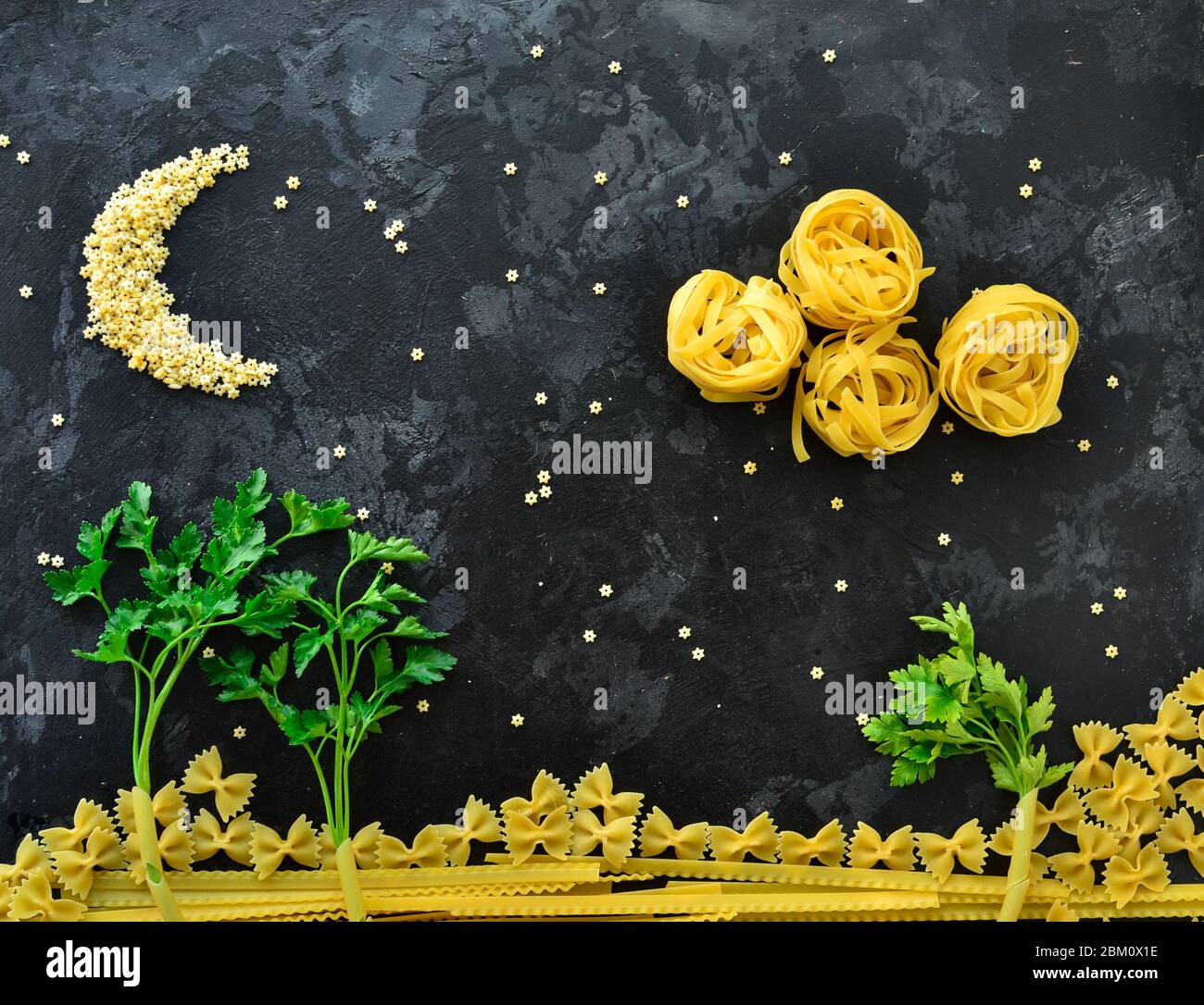 Assortimento di pasta italiana su sfondo scuro. Composizione, prelievo di pasta cruda. Tipi di pasta, pasta sotto forma di nuvola, cielo stellato e. Foto Stock