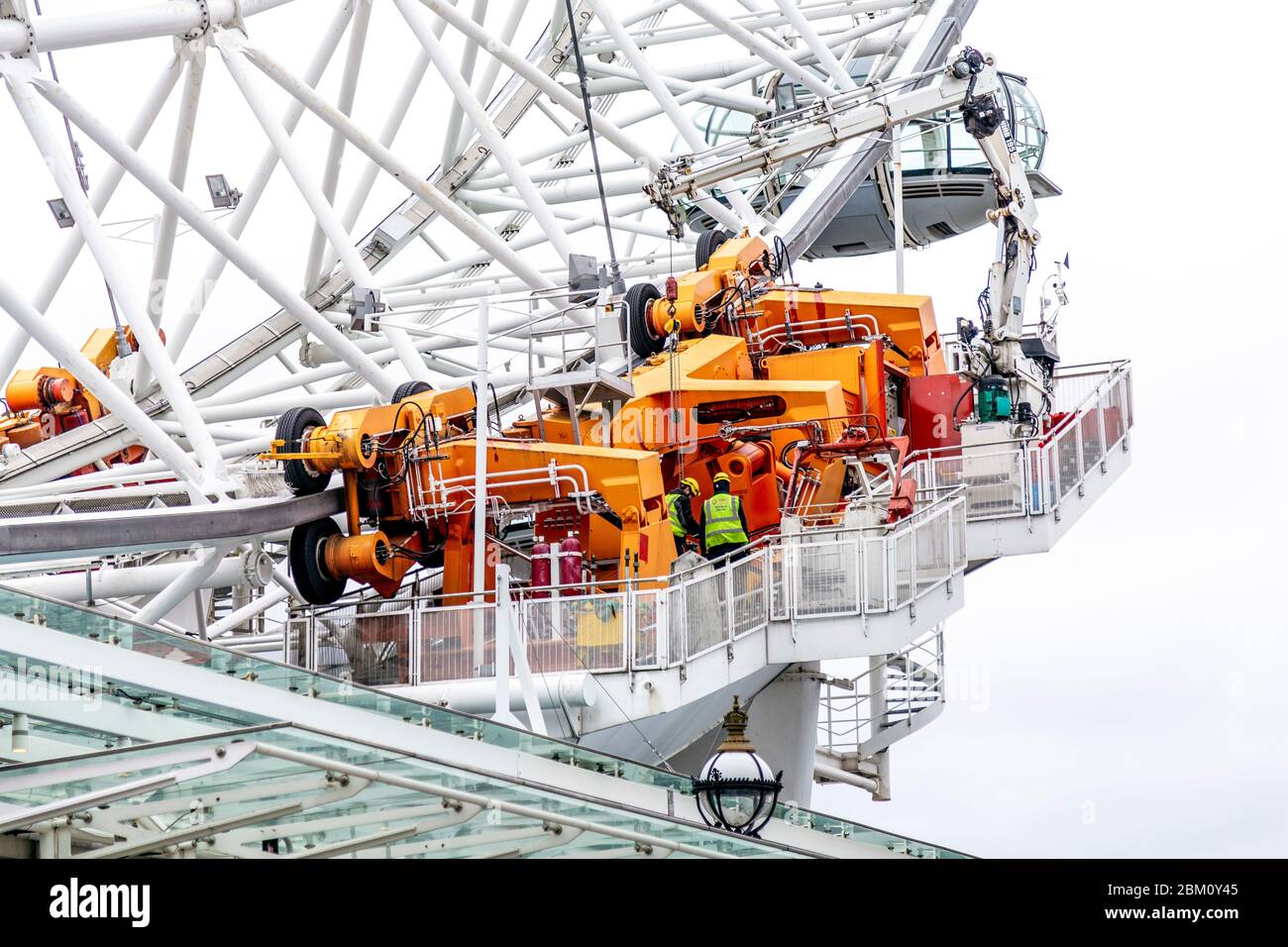 Lavori di manutenzione sul London Eye, Londra, Regno Unito Foto Stock