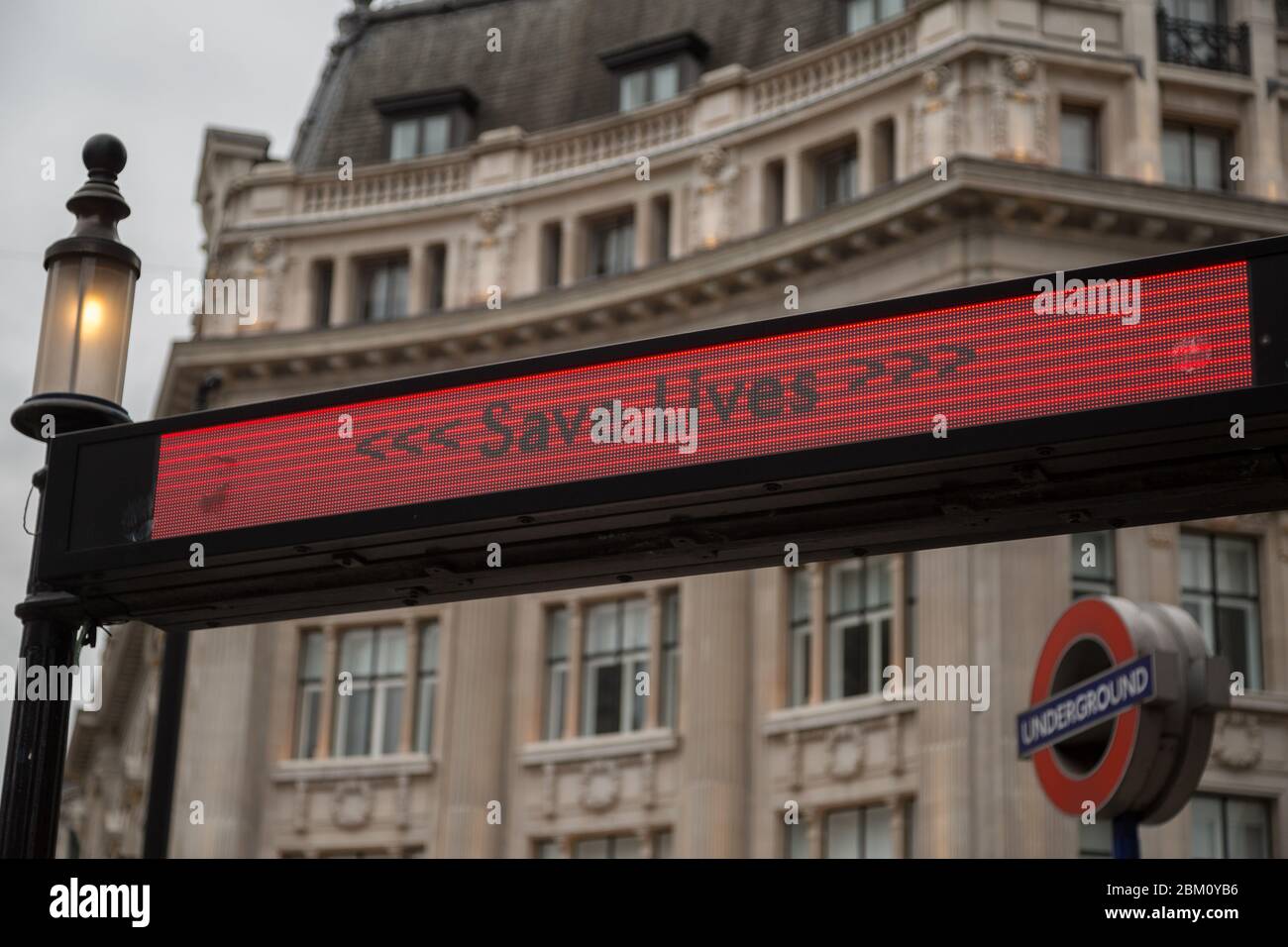 Avvertimento forte all'ingresso di una stazione della metropolitana di Londra durante il blocco dei coronavirus. Salvare vite Foto Stock