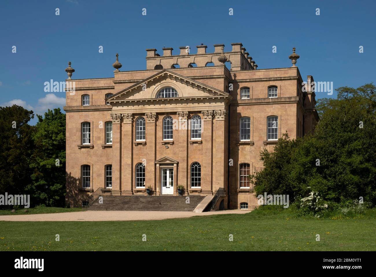 Kingsweston casa e proprietà, Bristol, Regno Unito, un parco pubblico, che mostra il parco e abbondanti mistletoe crescere negli alberi e pergola di ferro vittoriano. Foto Stock