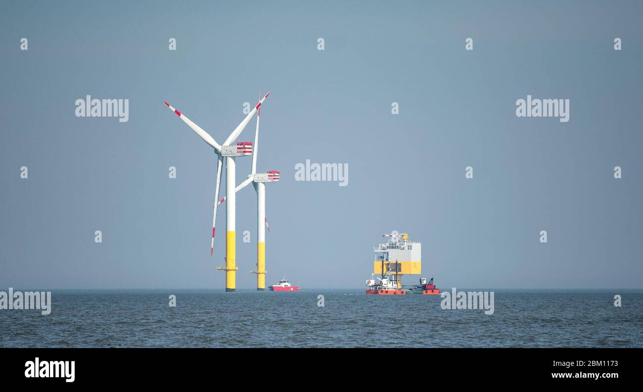 23 aprile 2020, Mare del Nord, -: La centrale eolica offshore di Nordergründe con stazione di trasformazione nell'estuario di Weser. Foto: Sina Schuldt/dpa Foto Stock