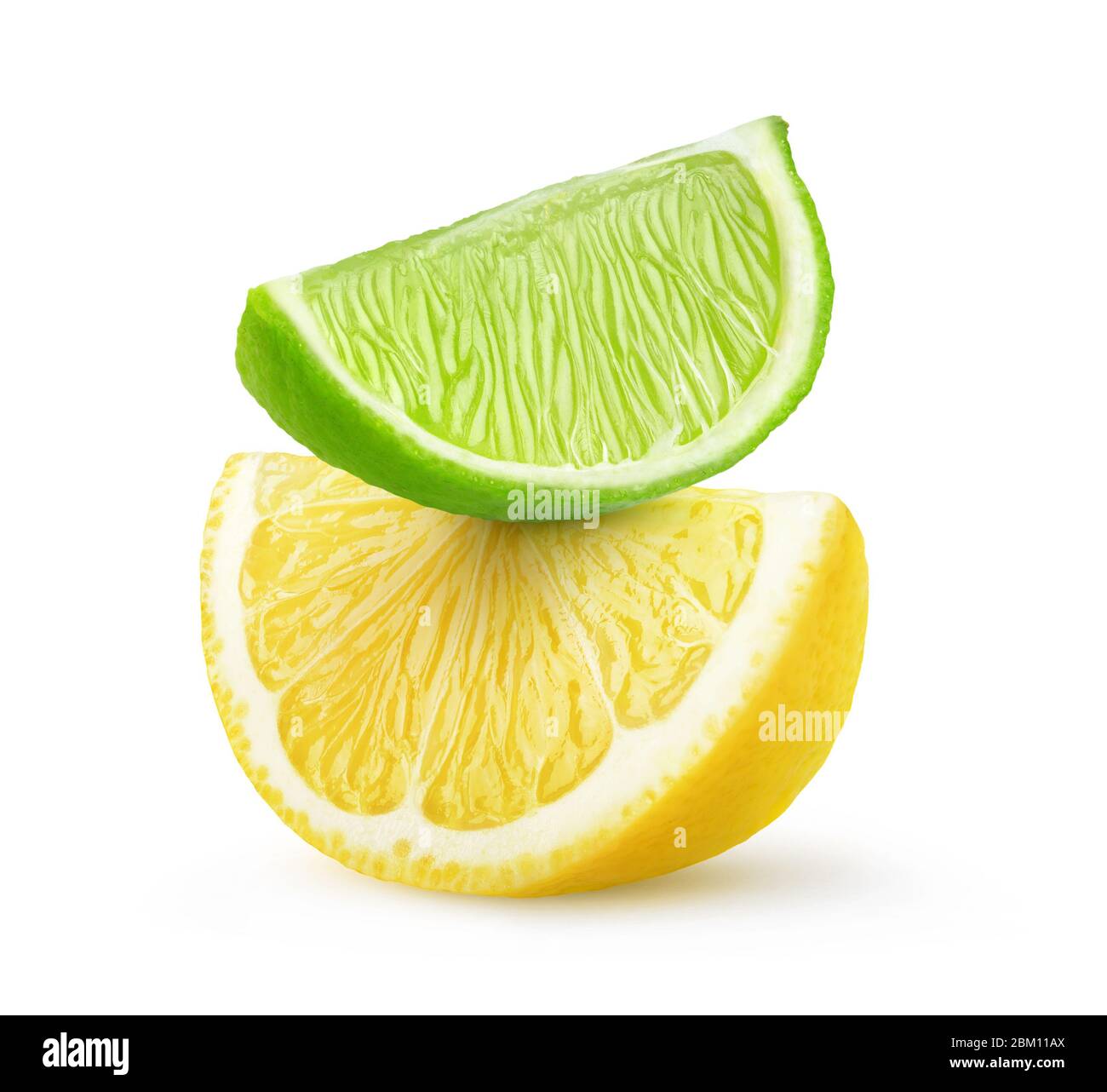 Fette di agrumi isolate. Pezzi di lime e limone in cima l'uno all'altro isolati su sfondo bianco Foto Stock
