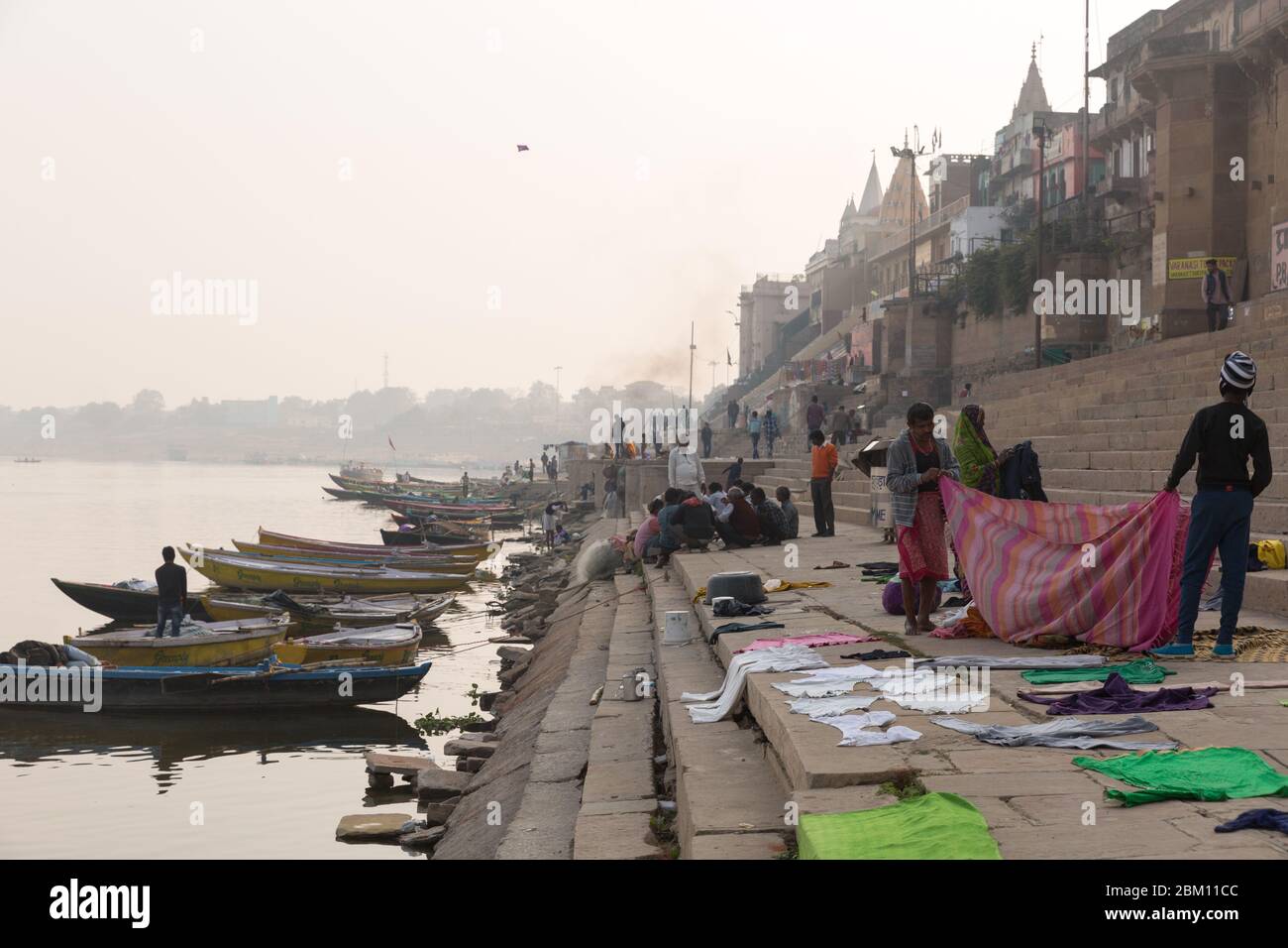 Persone che asciugano vibrante, lavanderia colorata sui Gati del Gange a Varanasi, India. Foto Stock