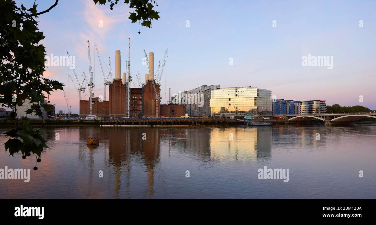 Vista esterna dall'altra parte del Tamigi. Circus West Village - Battersea Power Station, Londra, Regno Unito. Architetto: Simpsonhaugh, 2018. Foto Stock