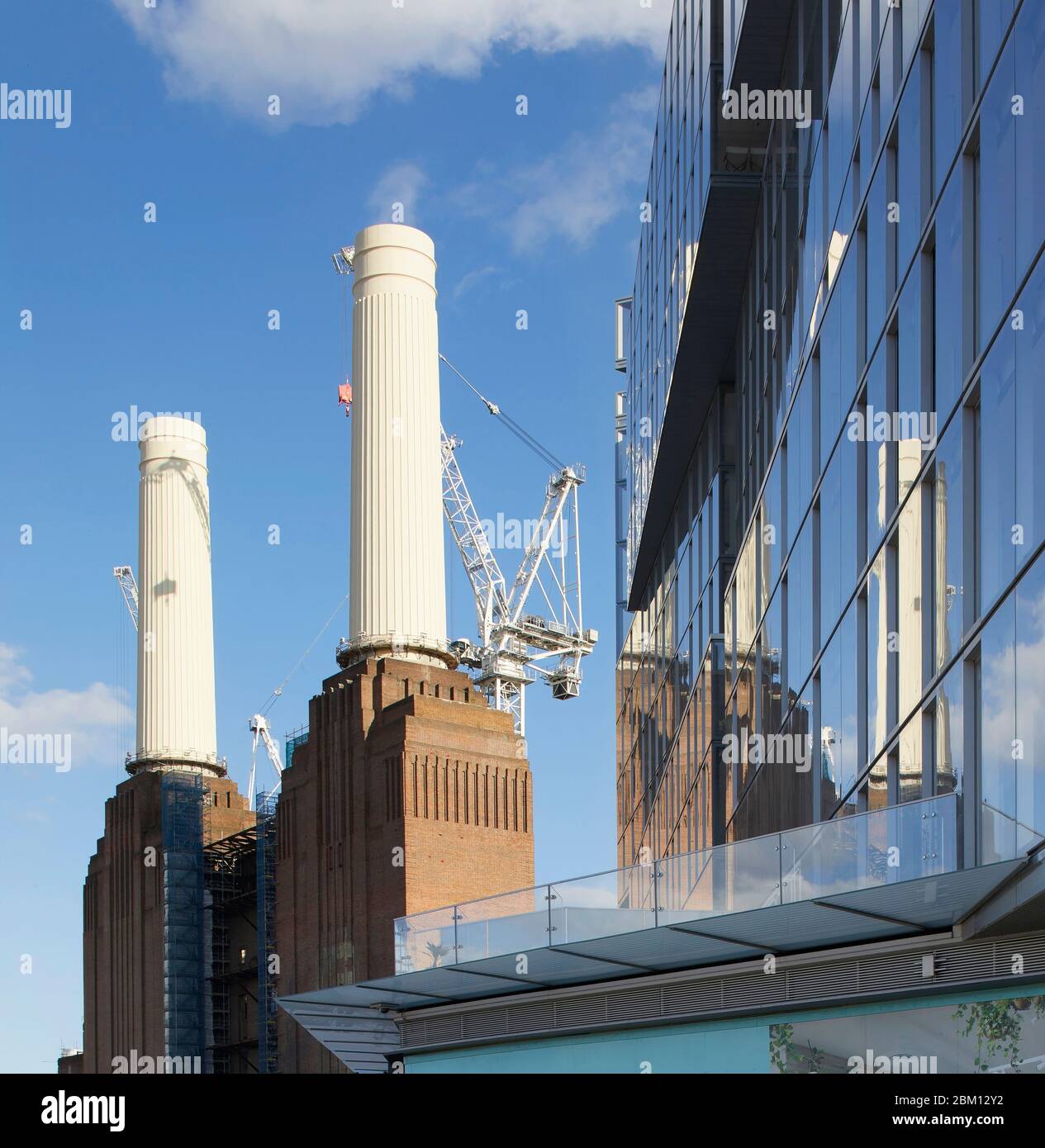 Vista della facciata esterna con camini della centrale elettrica di Battersea. Circus West Village - Battersea Power Station, Londra, Regno Unito. Architetto: Si Foto Stock