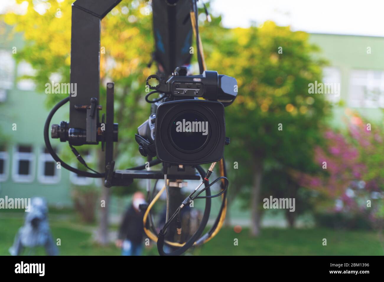 telecamera broadcast sul treppiede della gru per riprese o registrazioni e trasmissioni di contenuti in studio outdoor Foto Stock