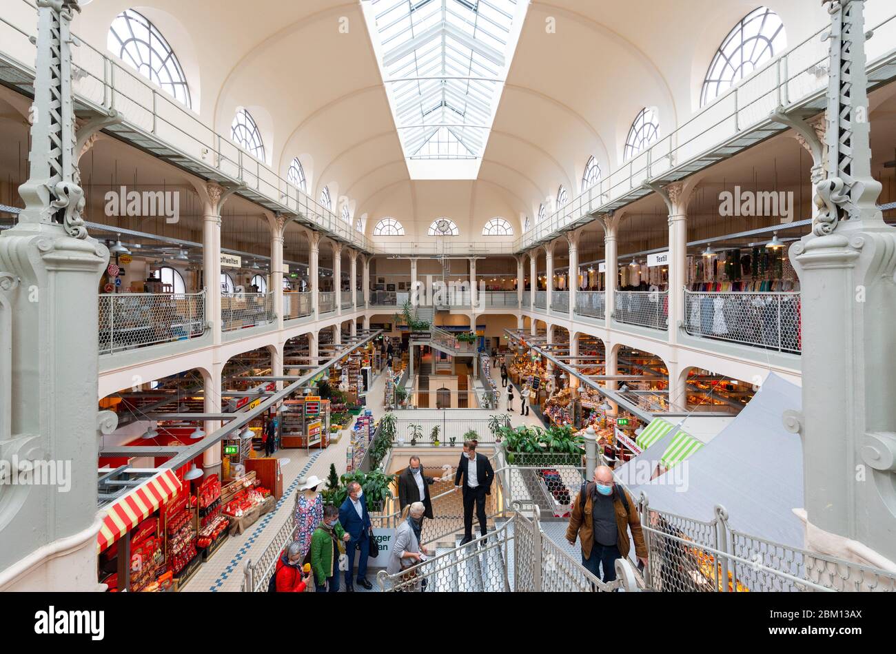 Dresda, Germania. 06 maggio 2020. Vista sul mercato di Neustadt ai margini di una conferenza stampa sulla sicurezza dell'approvvigionamento e dello sviluppo delle vendite dei prodotti regionali nella crisi di Corona. Credit: Robert Michael/dpa-Zentralbild/dpa/Alamy Live News Foto Stock