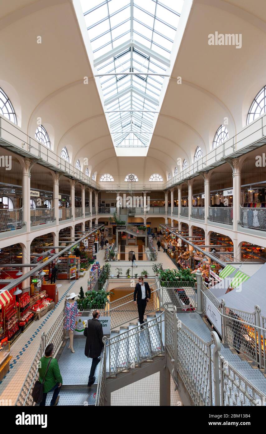 Dresda, Germania. 06 maggio 2020. Vista sul mercato di Neustadt ai margini di una conferenza stampa sulla sicurezza dell'approvvigionamento e dello sviluppo delle vendite dei prodotti regionali nella crisi di Corona. Credit: Robert Michael/dpa-Zentralbild/dpa/Alamy Live News Foto Stock