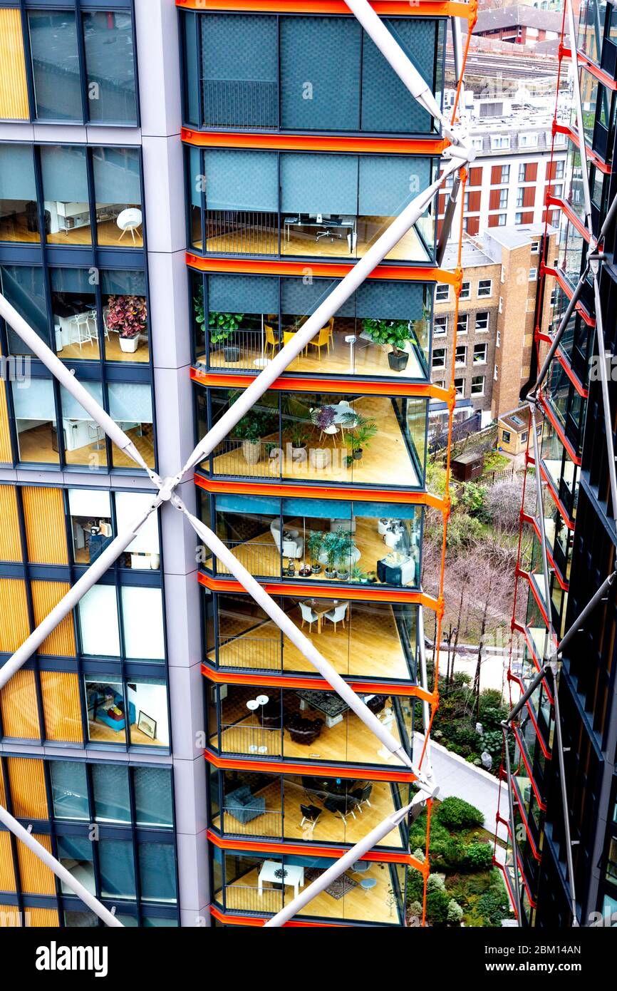Vista degli appartamenti nella torre residenziale Neo Bankside visibile dalla piattaforma di osservazione del Tate Modern Blavatnik Building, Londra, Regno Unito Foto Stock