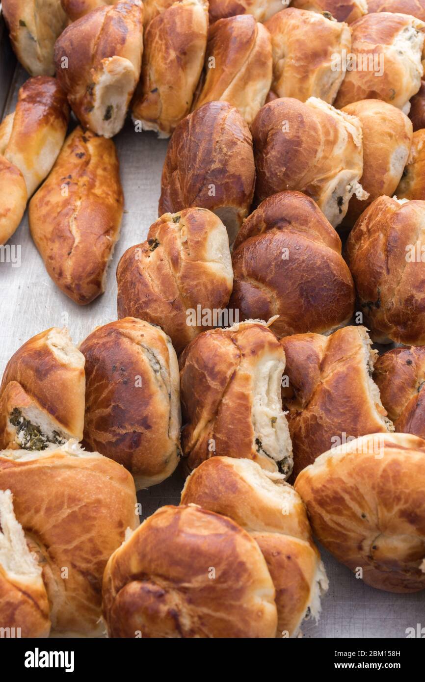 Prodotto di pasticceria turca, gustosa pogaca. Pasticceria turca; pogaca, borek, acma, ay coregi alla pasticceria vetrina Foto Stock