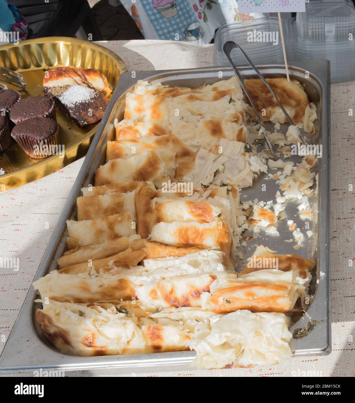 Turco del prodotto di pasticceria , gustoso pogaca. Bagno turco di pasticceria; pogaca, borek, ACMA, ay coregi a pasticceria vetrina. Foto Stock