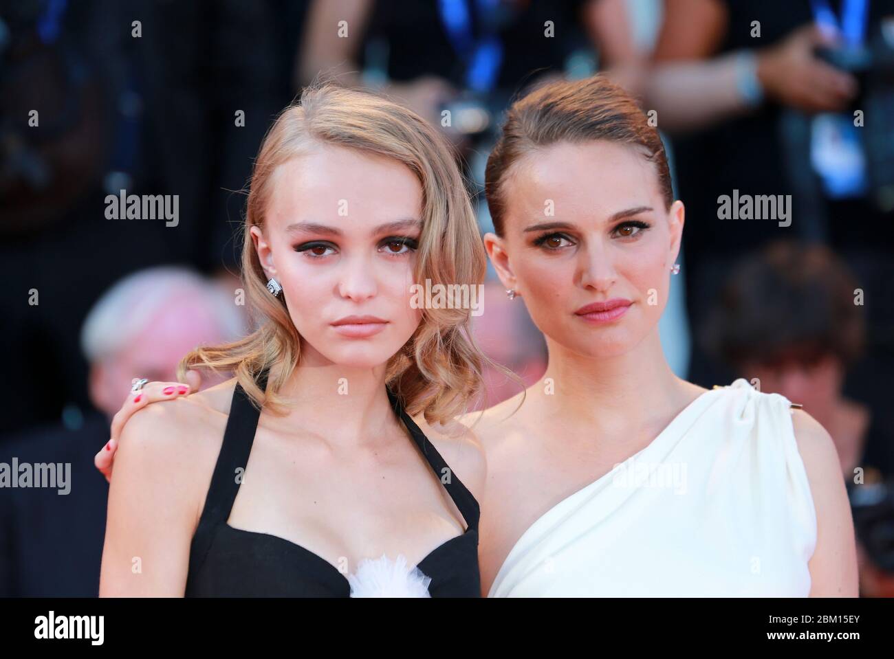 VENEZIA, ITALIA - SETTEMBRE 08: Lily-Rose Depp e Natalie Portman partecipano alla prima del 'Planetarium' durante il 73° Festival del Cinema di Venezia Foto Stock