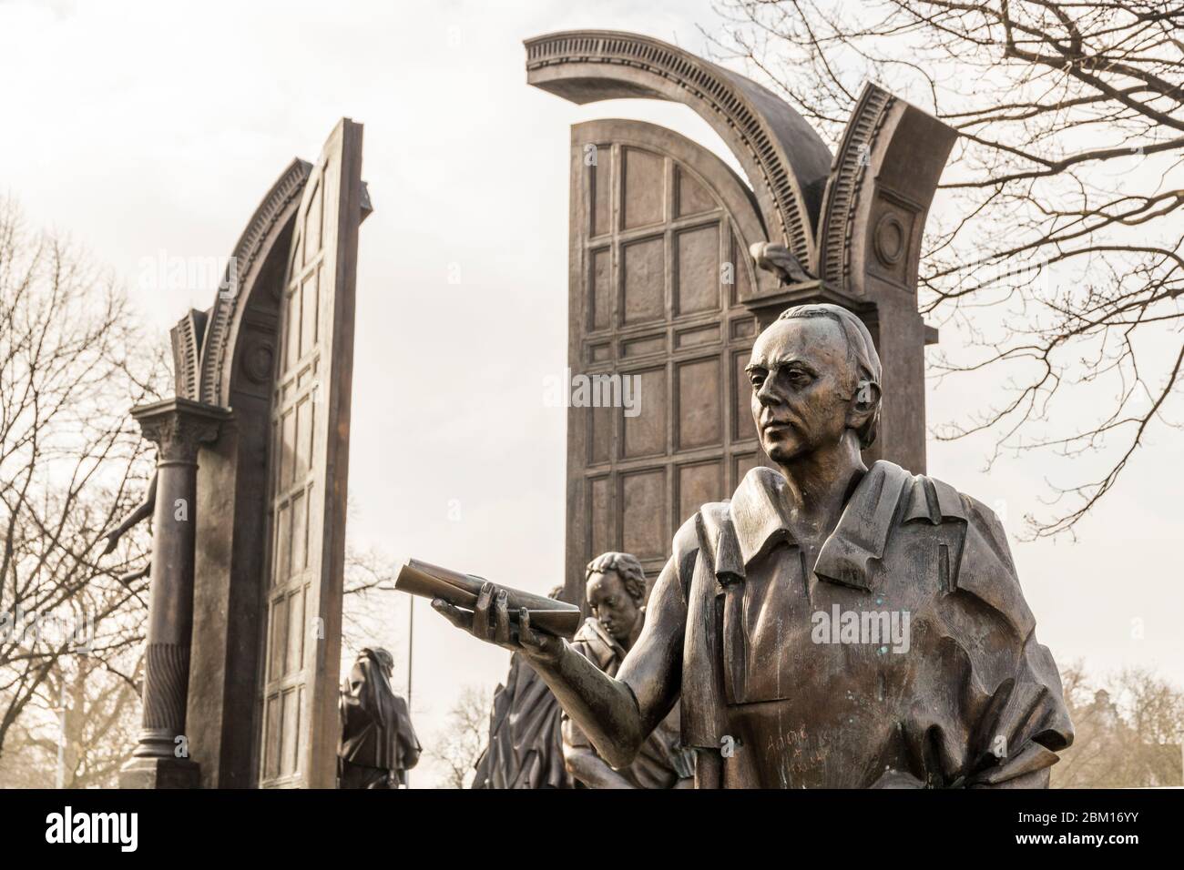 Hannover, Germania. Il Denkmal der Gottinger Sieben (Monumento ai sette di Gottingen), un complesso di sculture dedicato a sette professori universitari Foto Stock