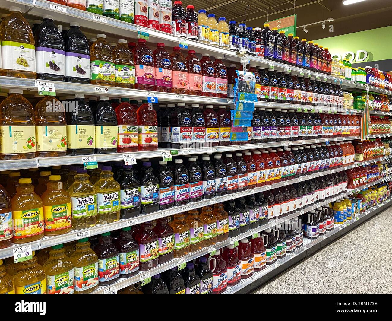 Orlando,FL/USA-5/3/20: Una mostra di prodotti di succo in bottiglia corridoio ad un negozio di alimentari Publix a Orlando, Florida. Foto Stock