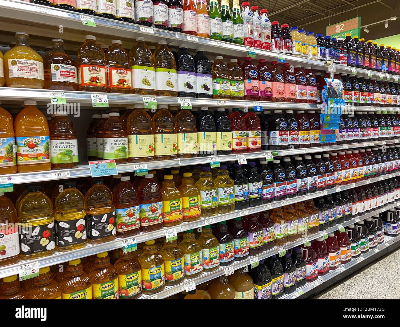 Orlando,FL/USA-5/3/20: Una mostra di prodotti di succo in bottiglia corridoio ad un negozio di alimentari Publix a Orlando, Florida. Foto Stock