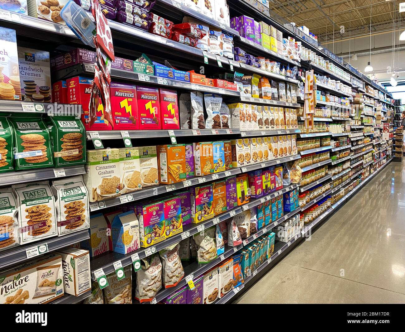 Orlando,FL/USA-5/3/20: La corsia dei biscotti e dei cracker in un negozio di alimentari Whole Foods Market. Foto Stock