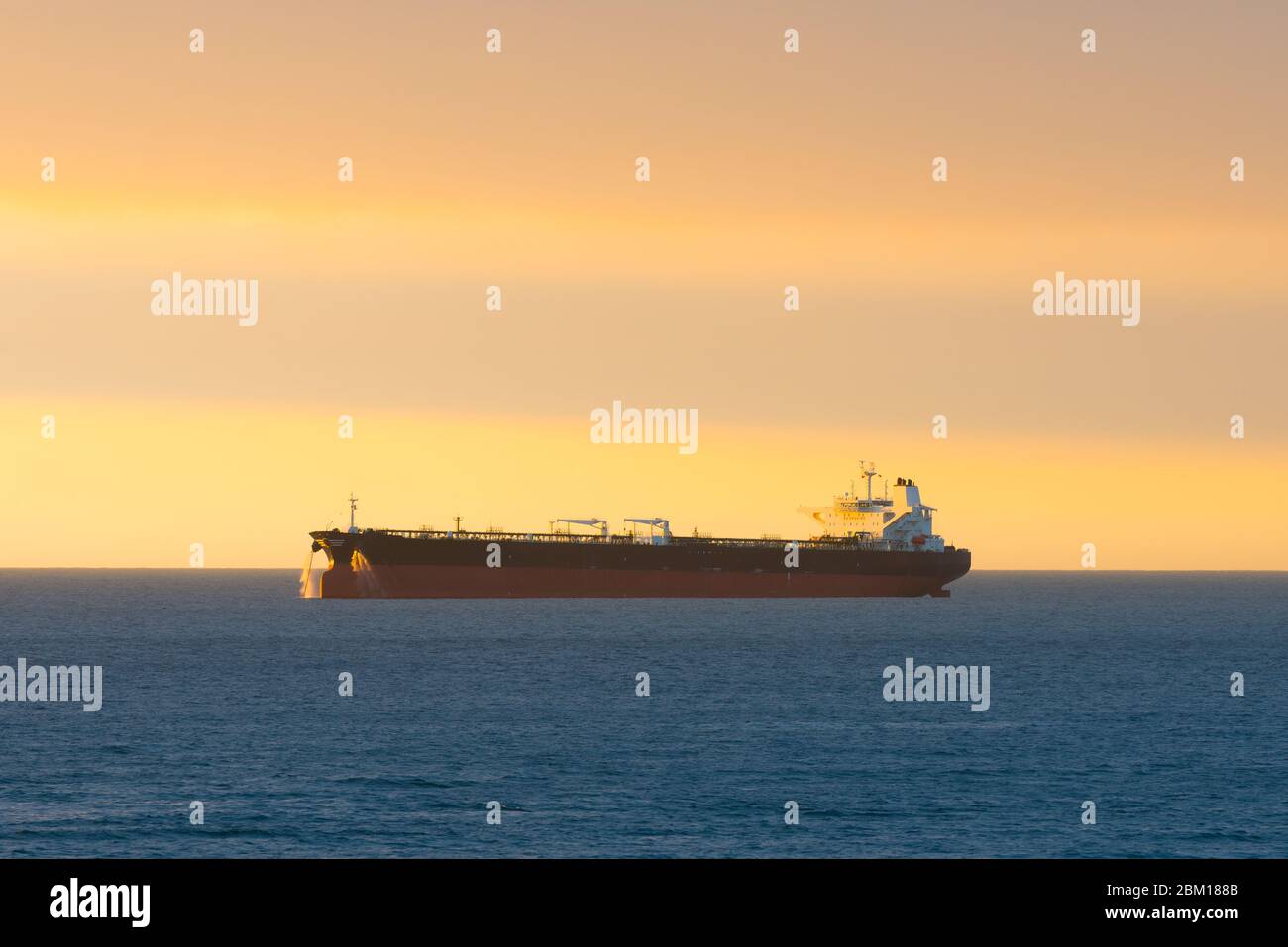 Nave da carico al tramonto sulle coste del Cile al di fuori del porto di Valparaiso. Foto Stock